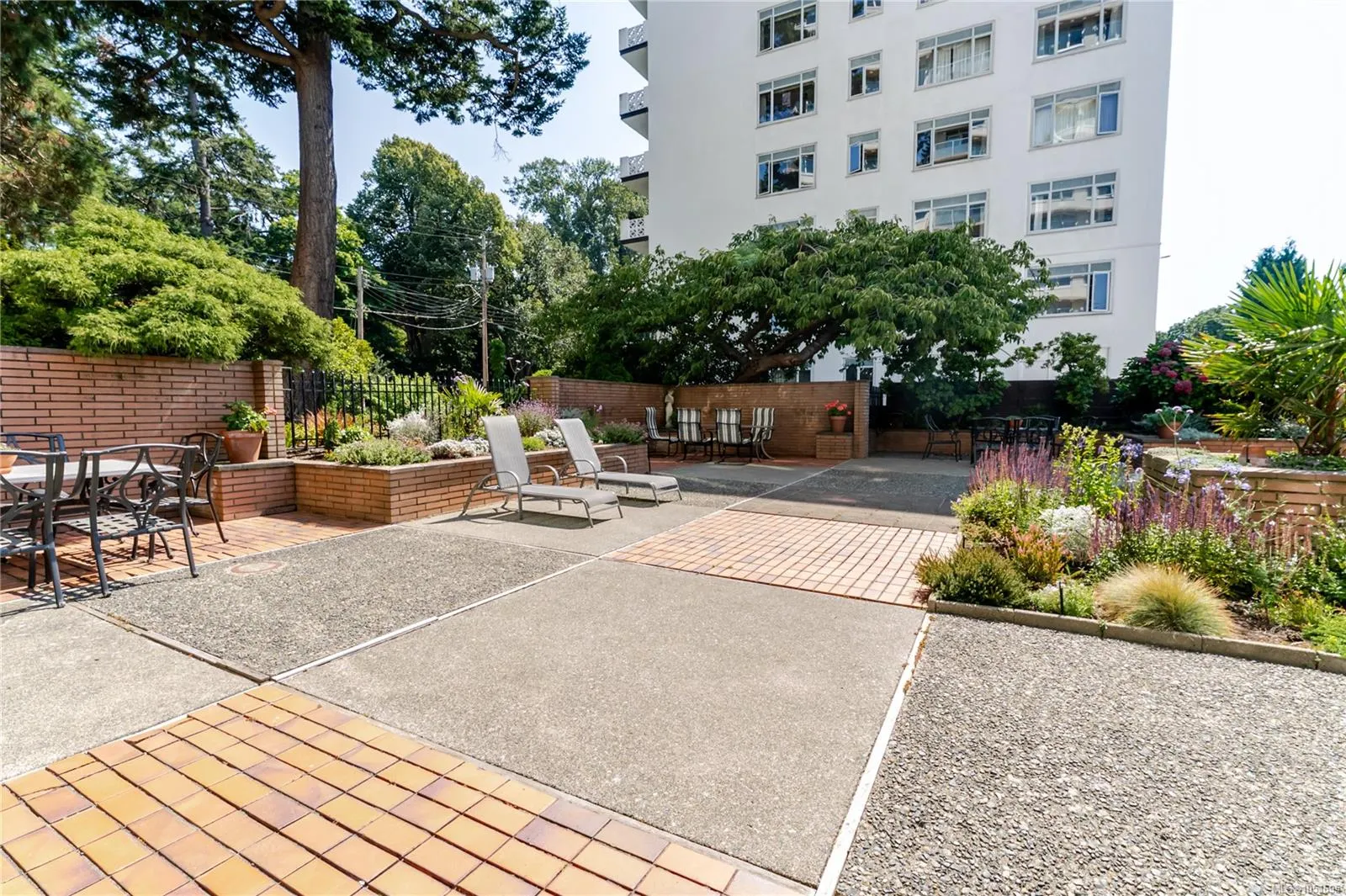 250 Douglas St