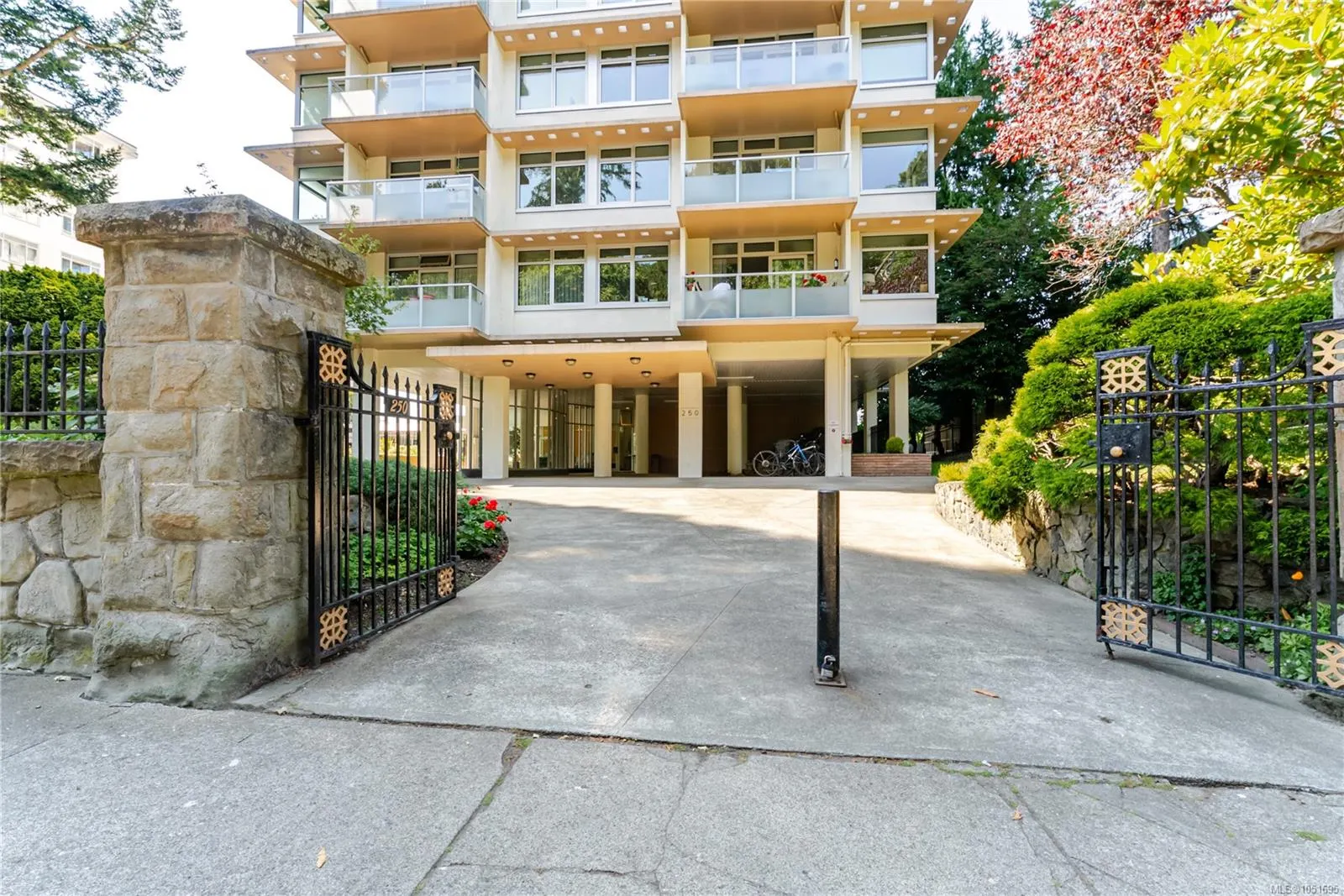250 Douglas St