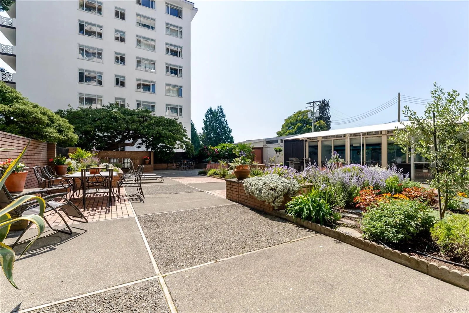 250 Douglas St