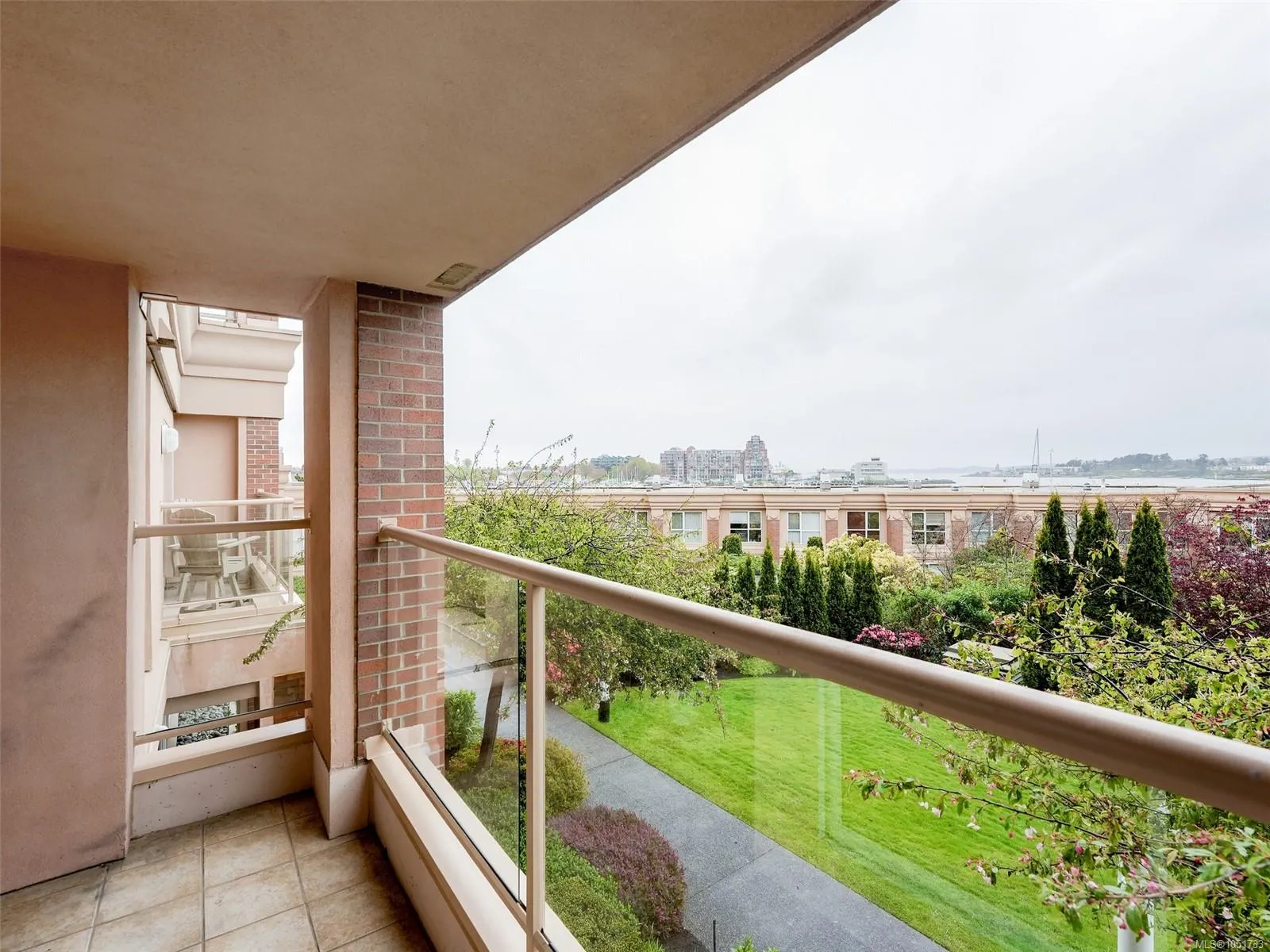 75 Songhees Rd