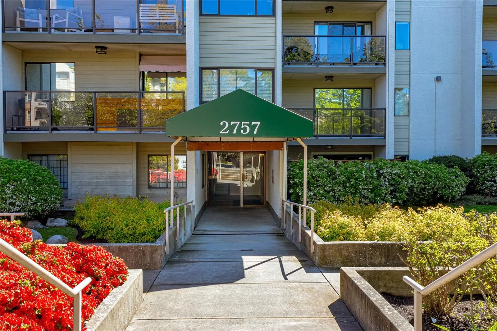2757 Quadra St