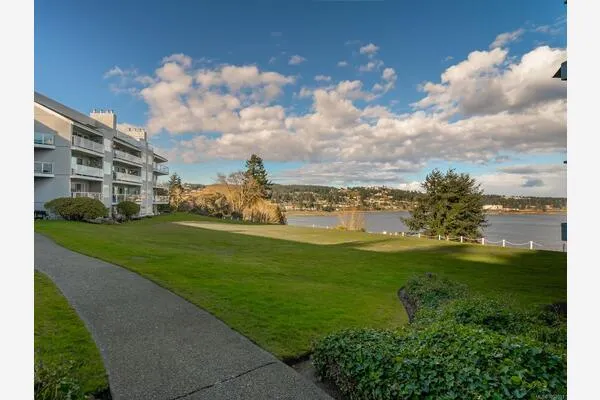 2562 Departure Bay Rd