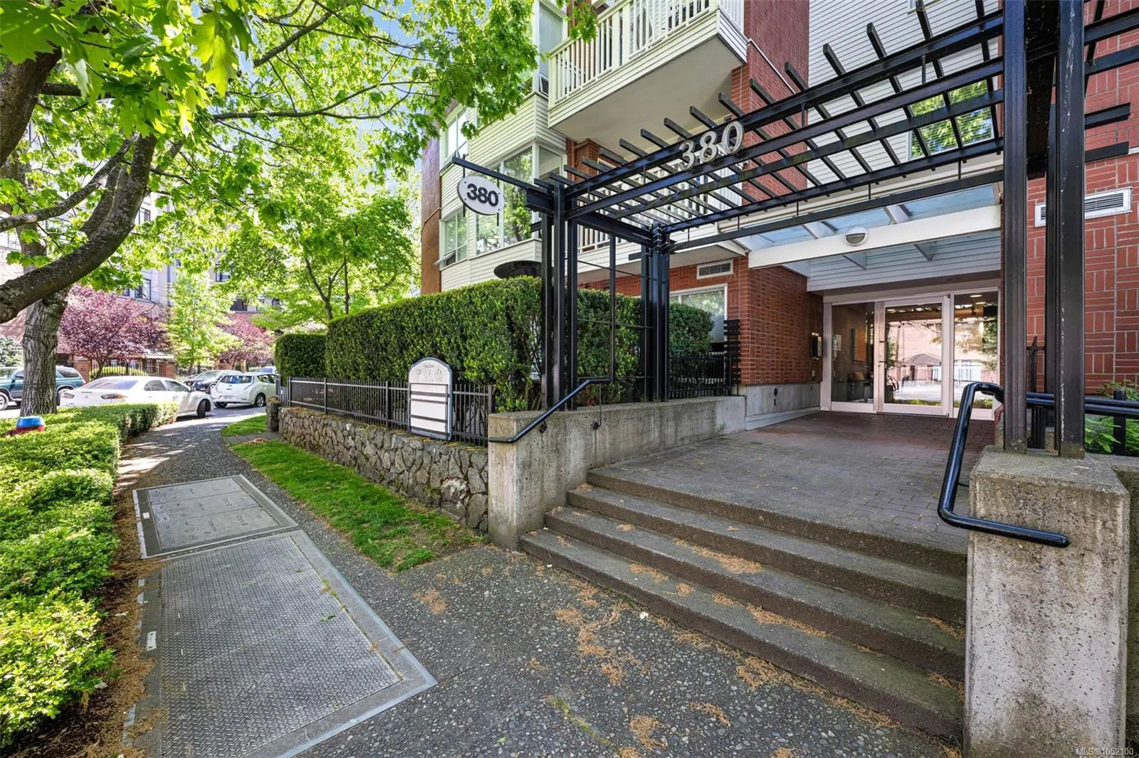 380 Waterfront Cres