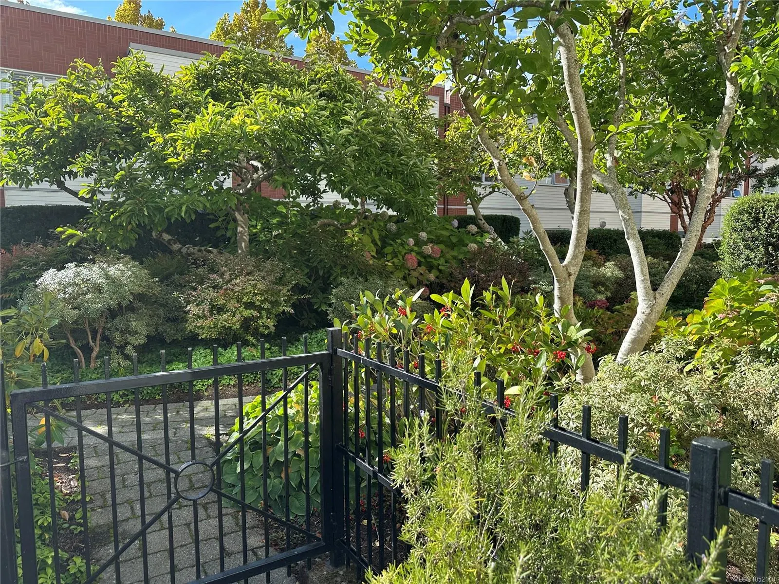 380 Waterfront Cres