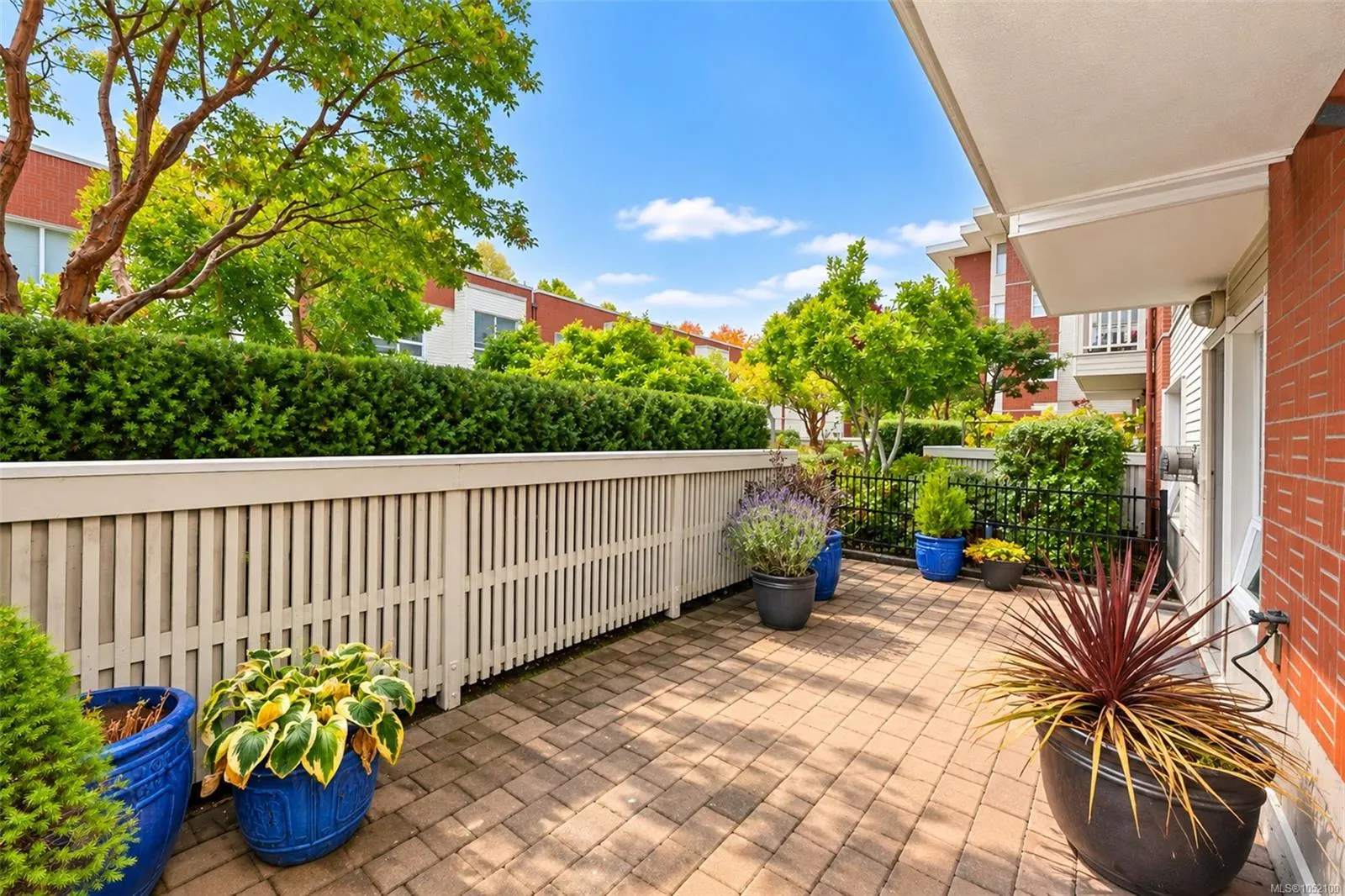 380 Waterfront Cres
