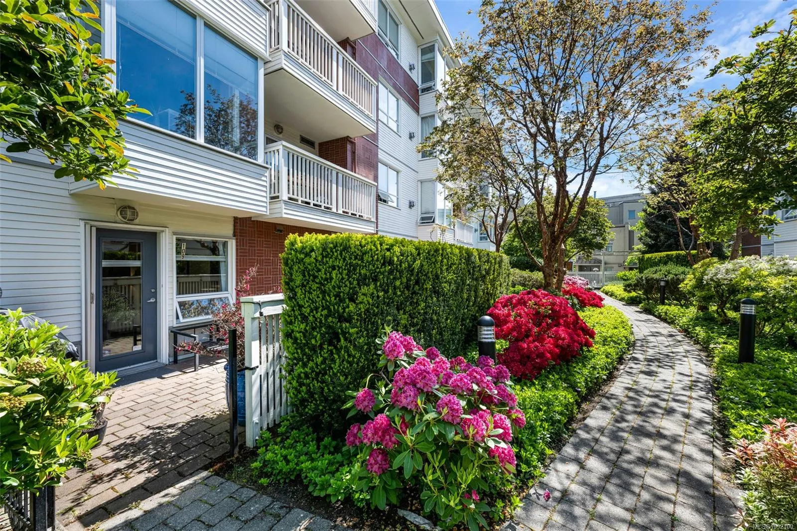 380 Waterfront Cres