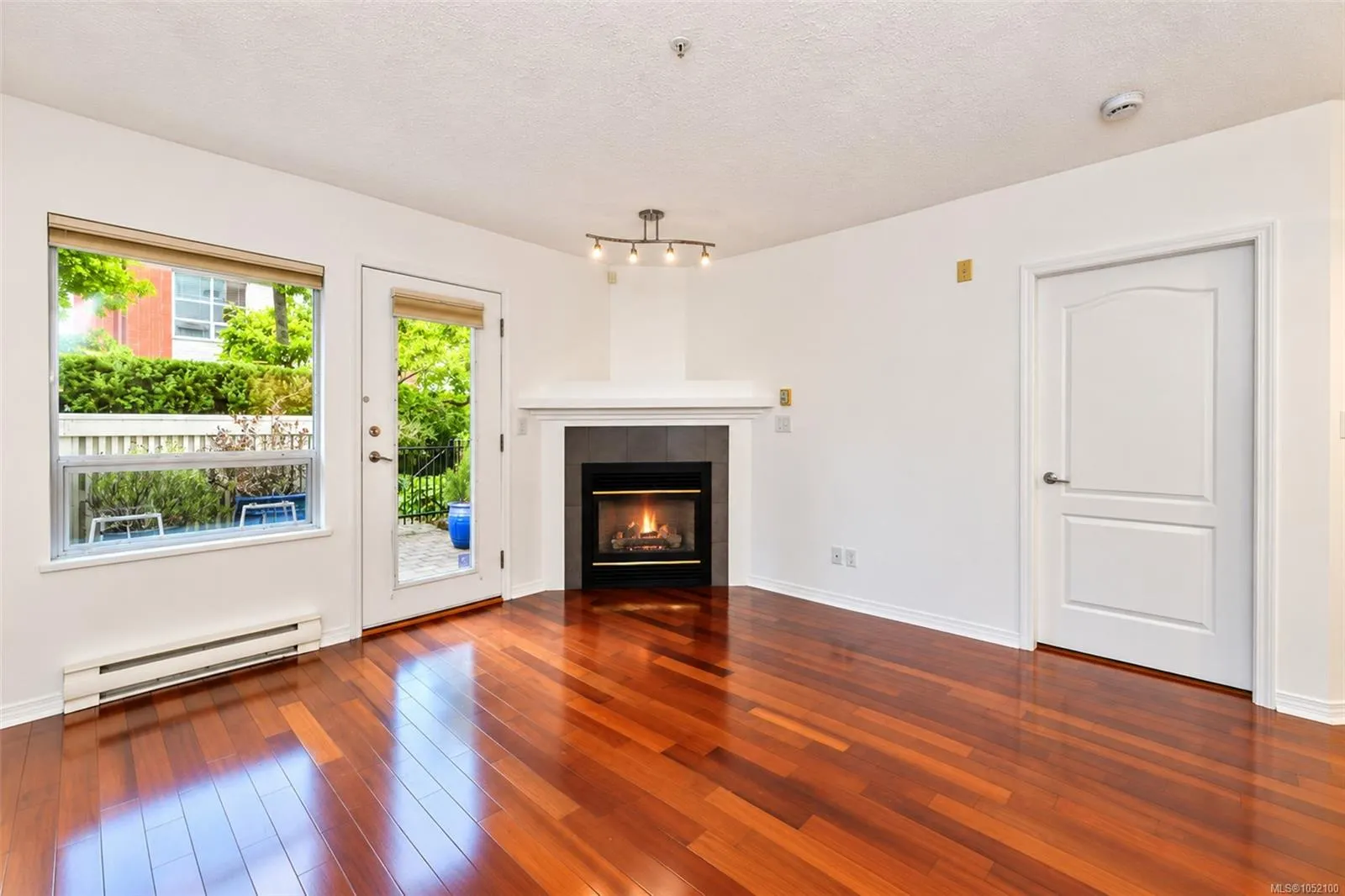 380 Waterfront Cres