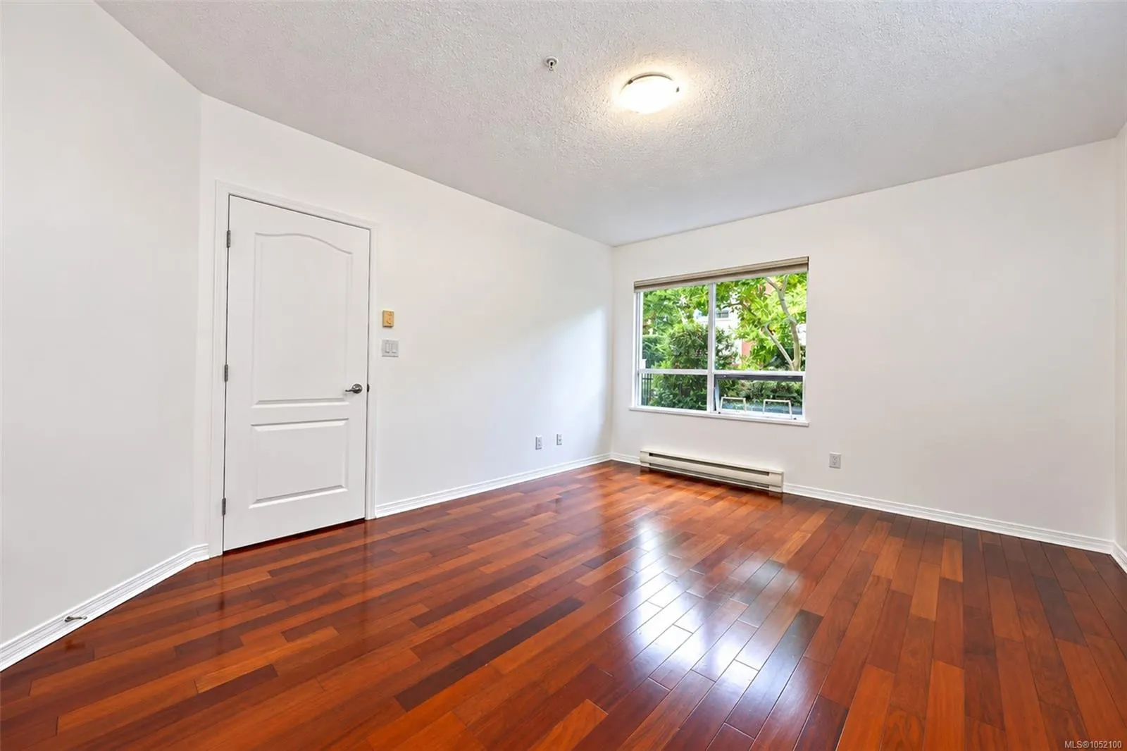 380 Waterfront Cres