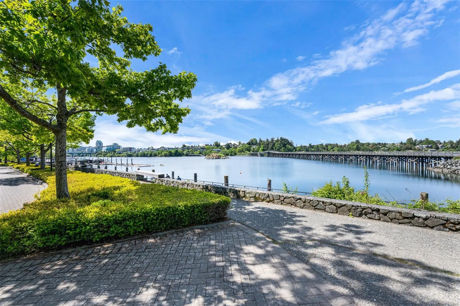 380 Waterfront Cres