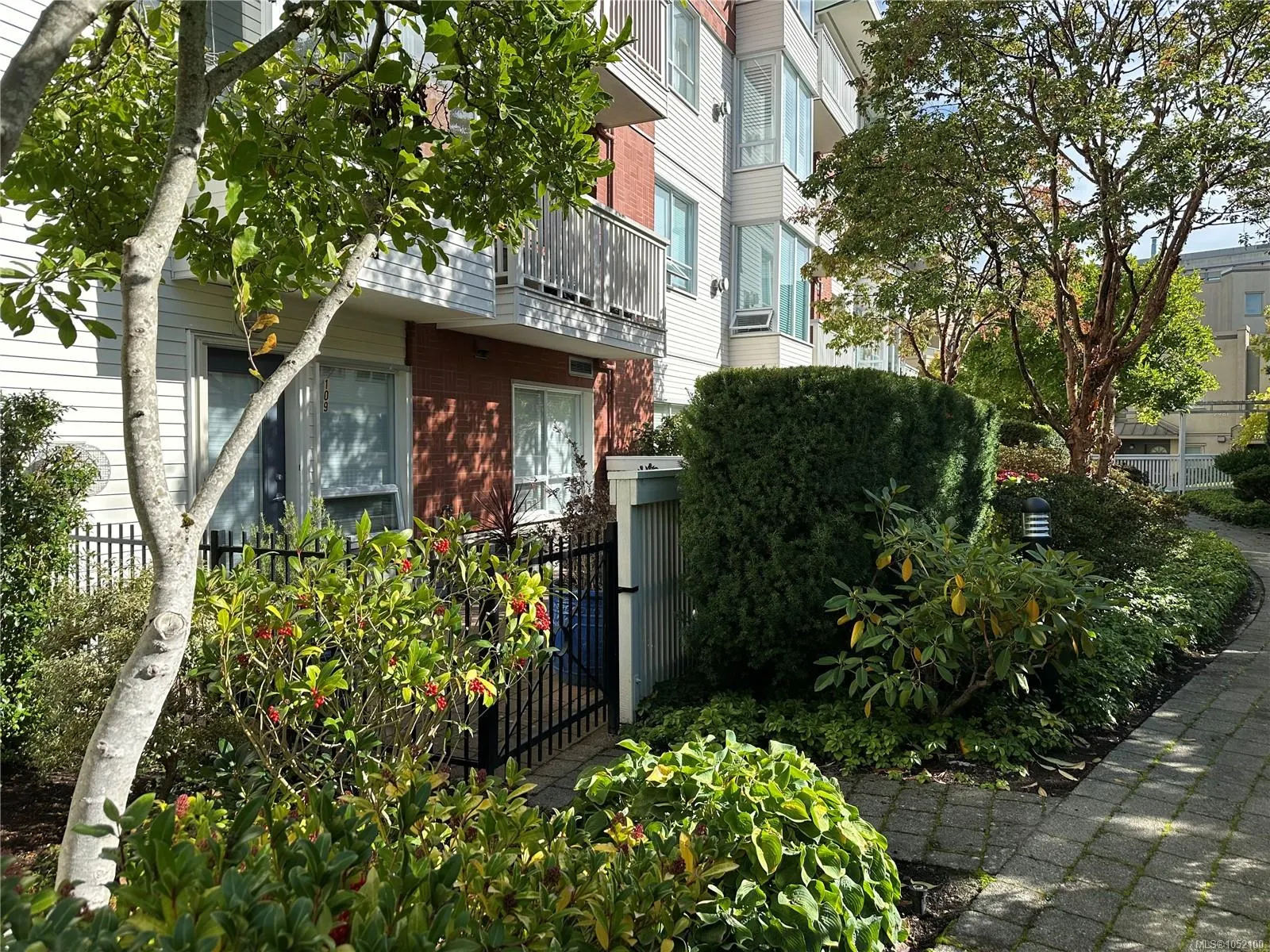 380 Waterfront Cres