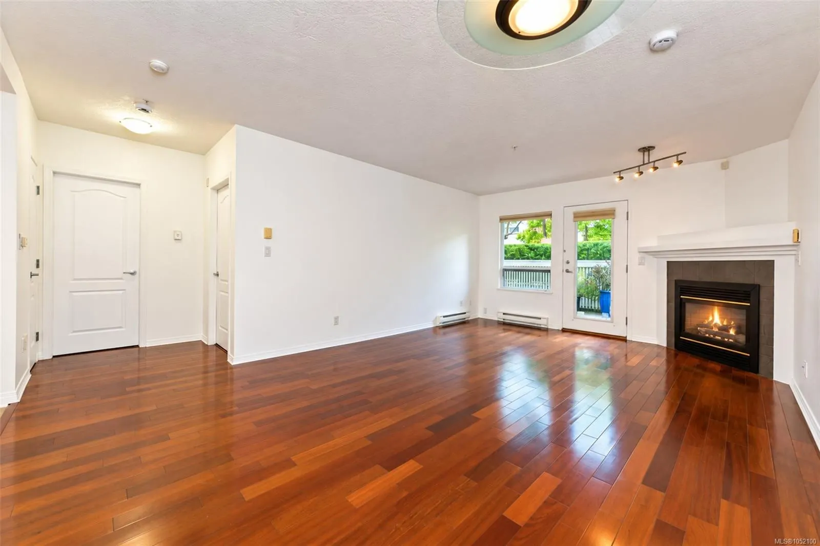 380 Waterfront Cres