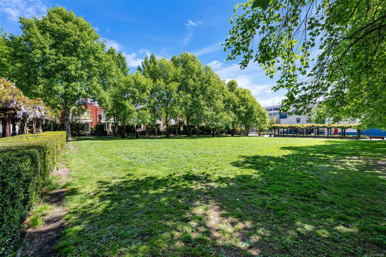 380 Waterfront Cres