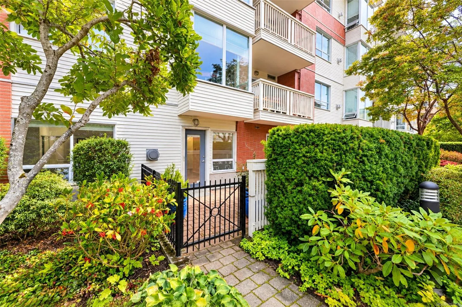 380 Waterfront Cres