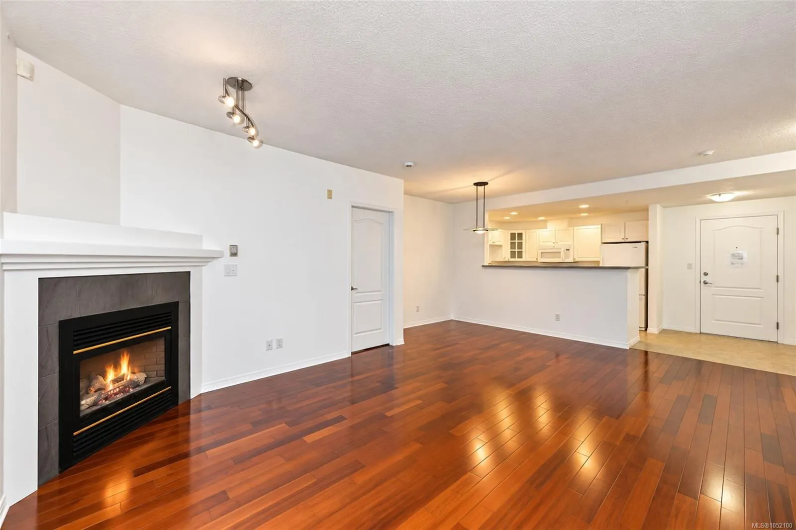 380 Waterfront Cres