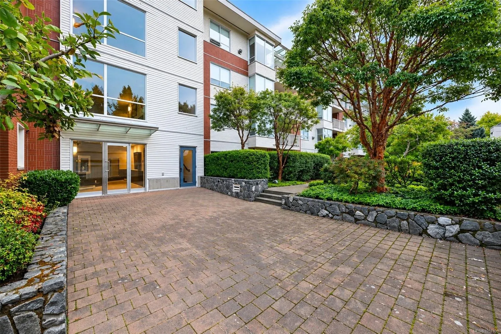380 Waterfront Cres