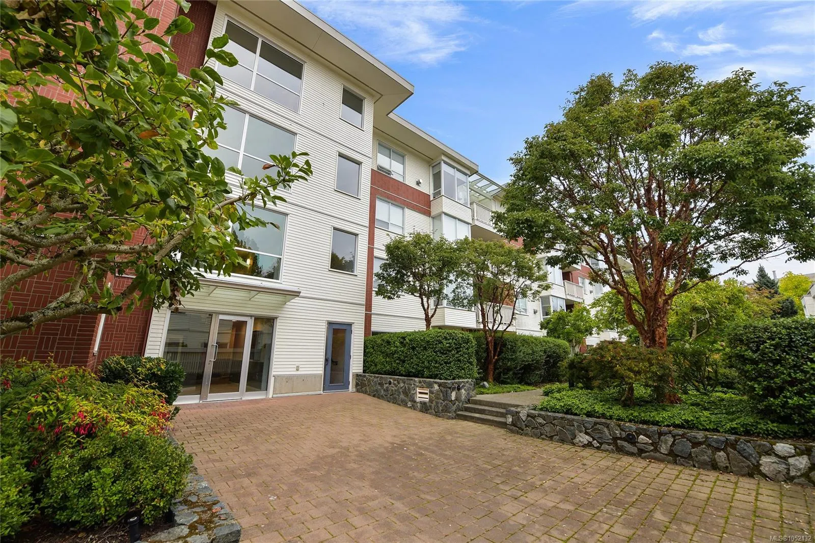 380 Waterfront Cres
