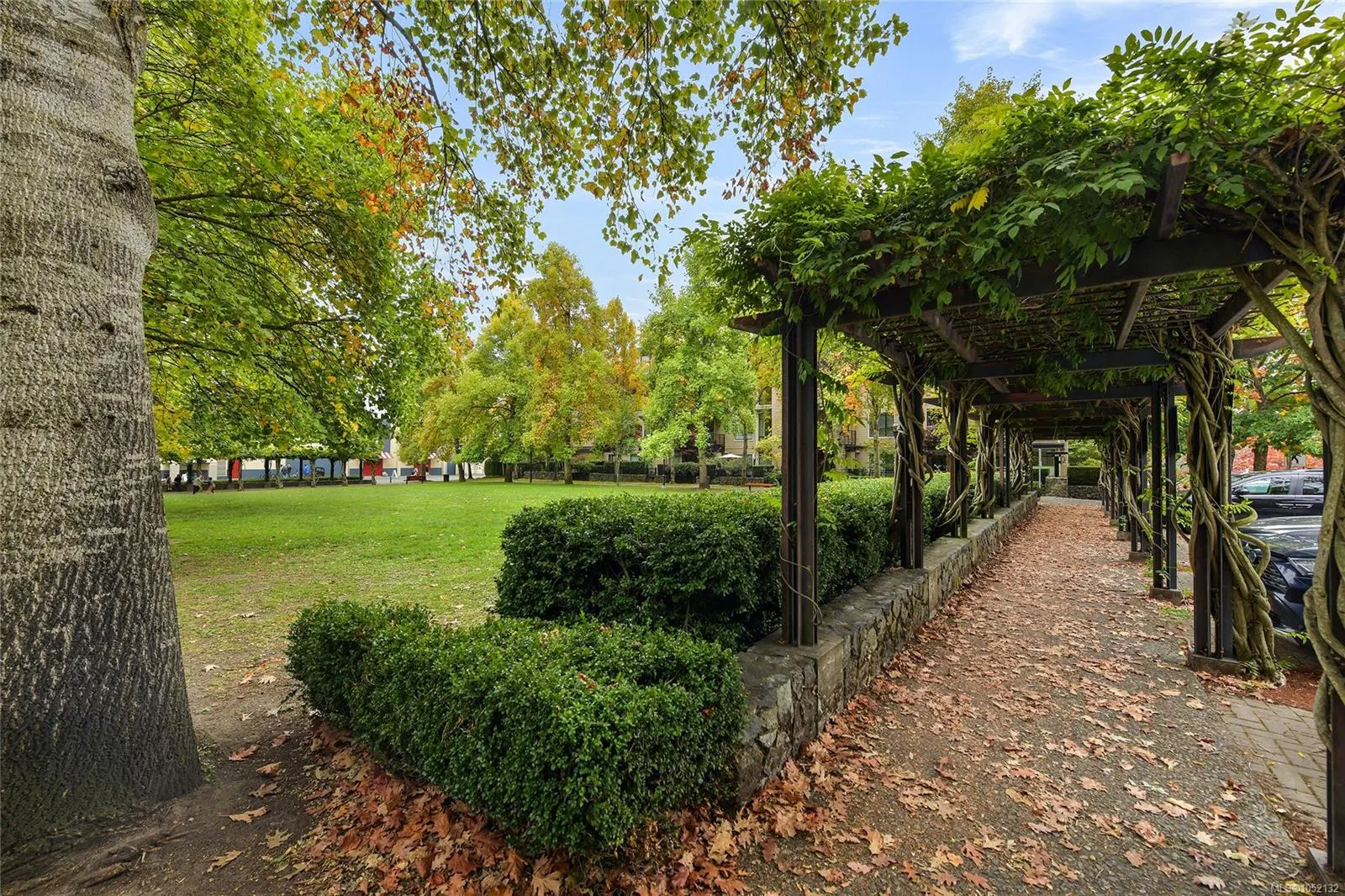 380 Waterfront Cres