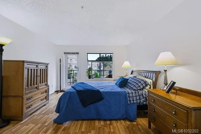 1083 Tillicum Rd