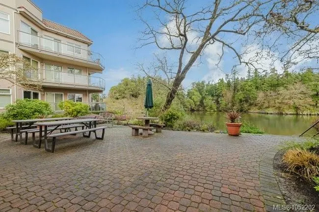 1083 Tillicum Rd