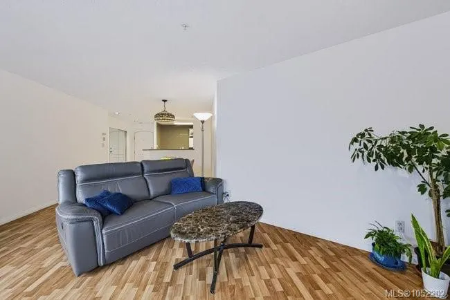 1083 Tillicum Rd