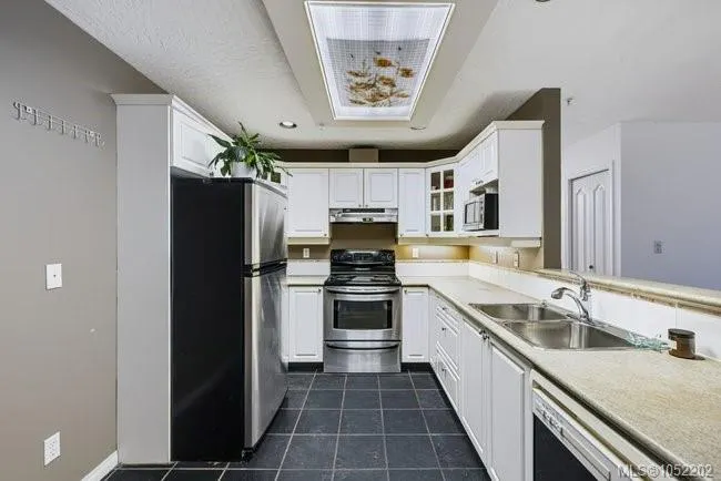 1083 Tillicum Rd