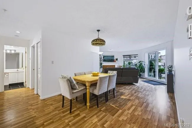 1083 Tillicum Rd
