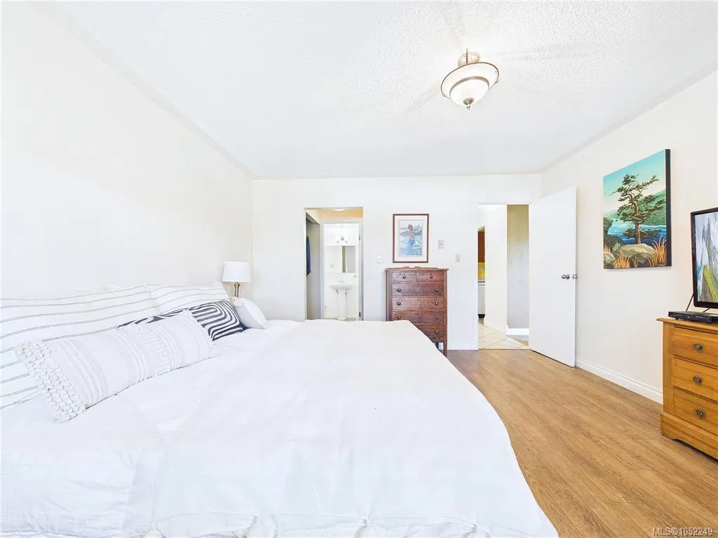 1665 Oak Bay Ave