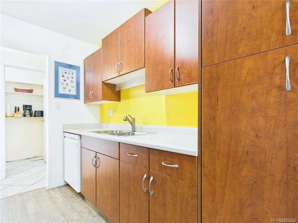 1665 Oak Bay Ave
