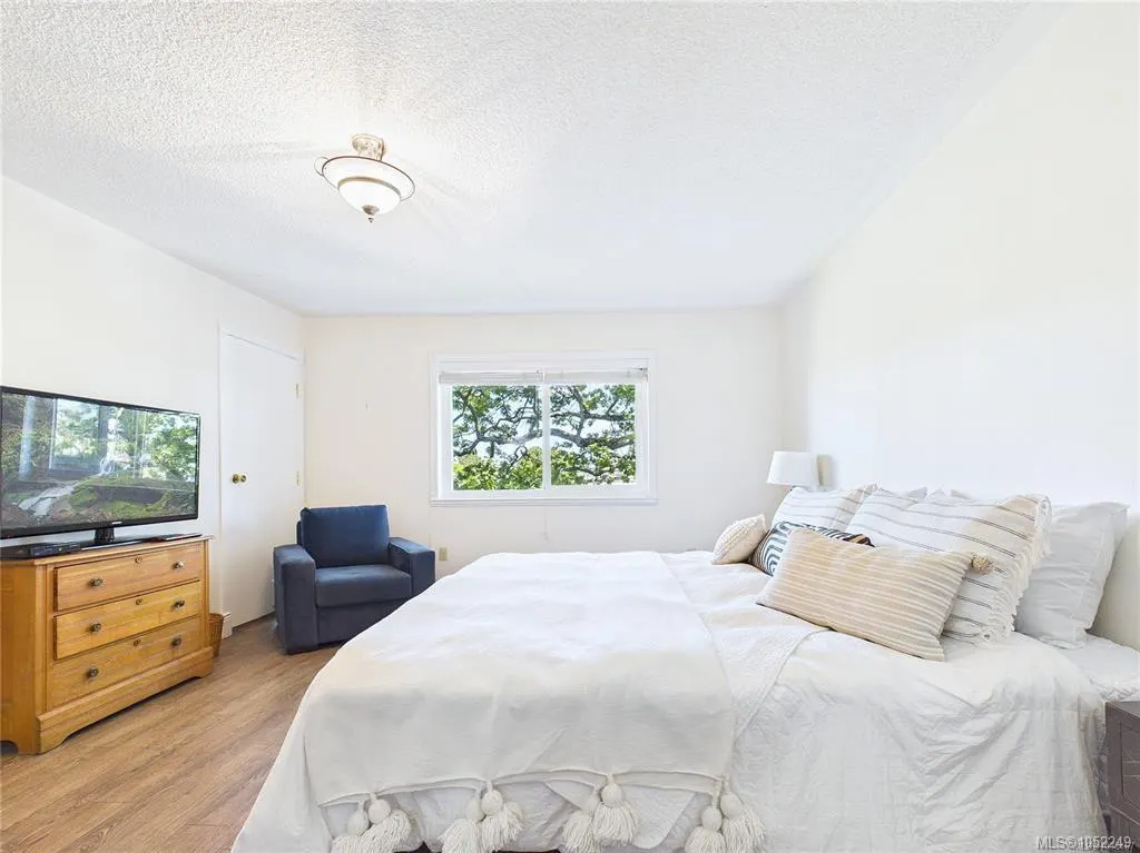 1665 Oak Bay Ave