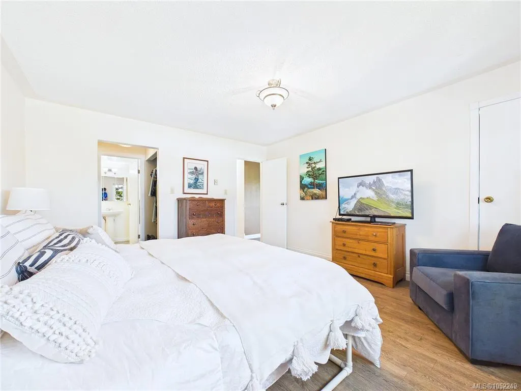 1665 Oak Bay Ave