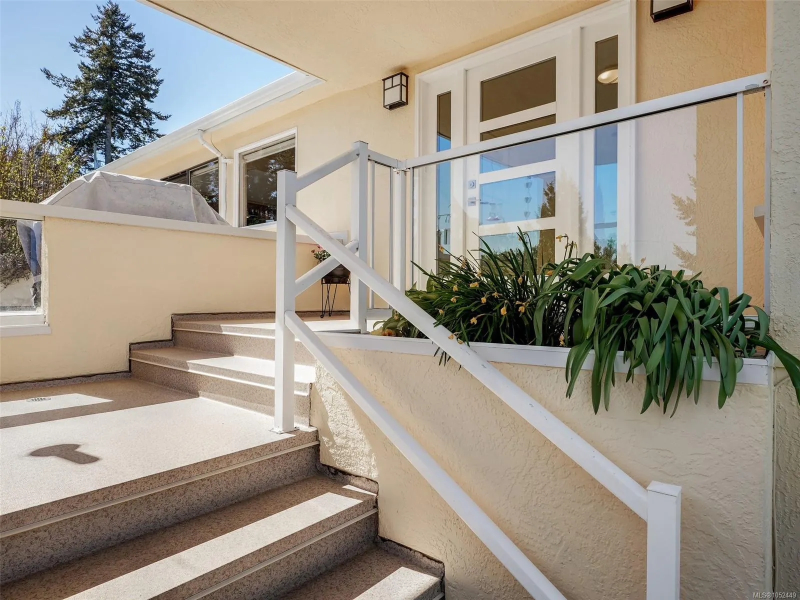 916 Claremont Ave