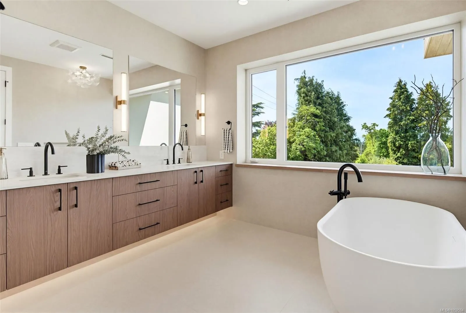3024 Cadboro Bay Rd