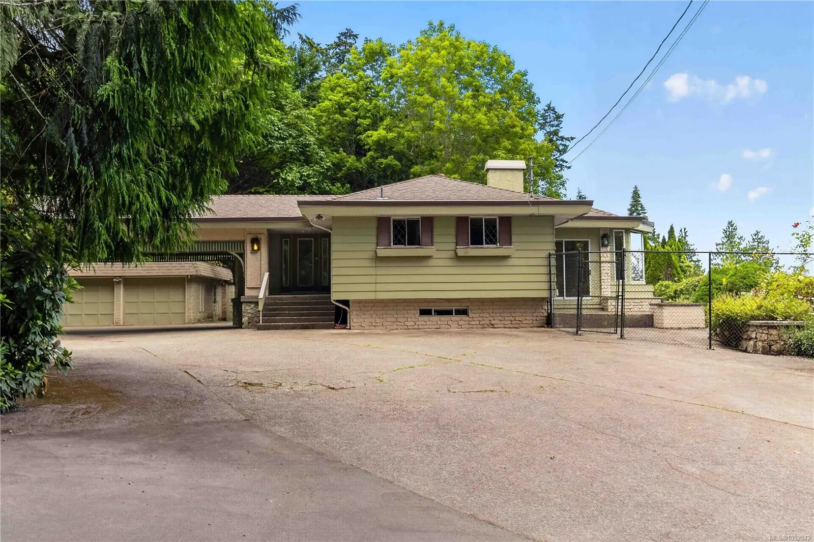 4916 Lochside Dr