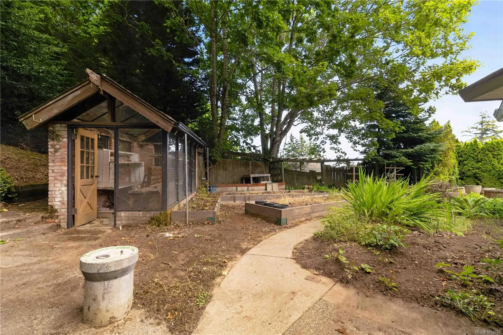 4916 Lochside Dr