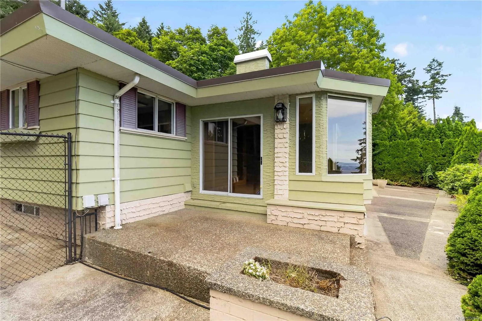 4916 Lochside Dr