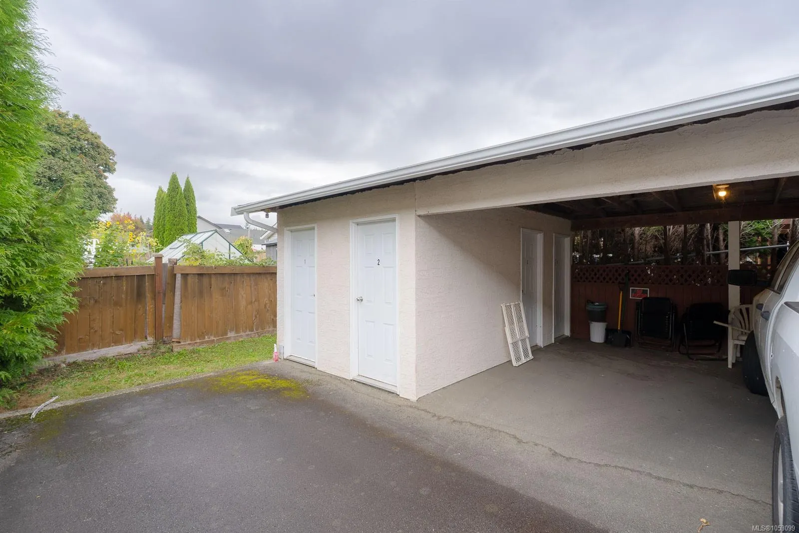 5453 Woodland Cres W