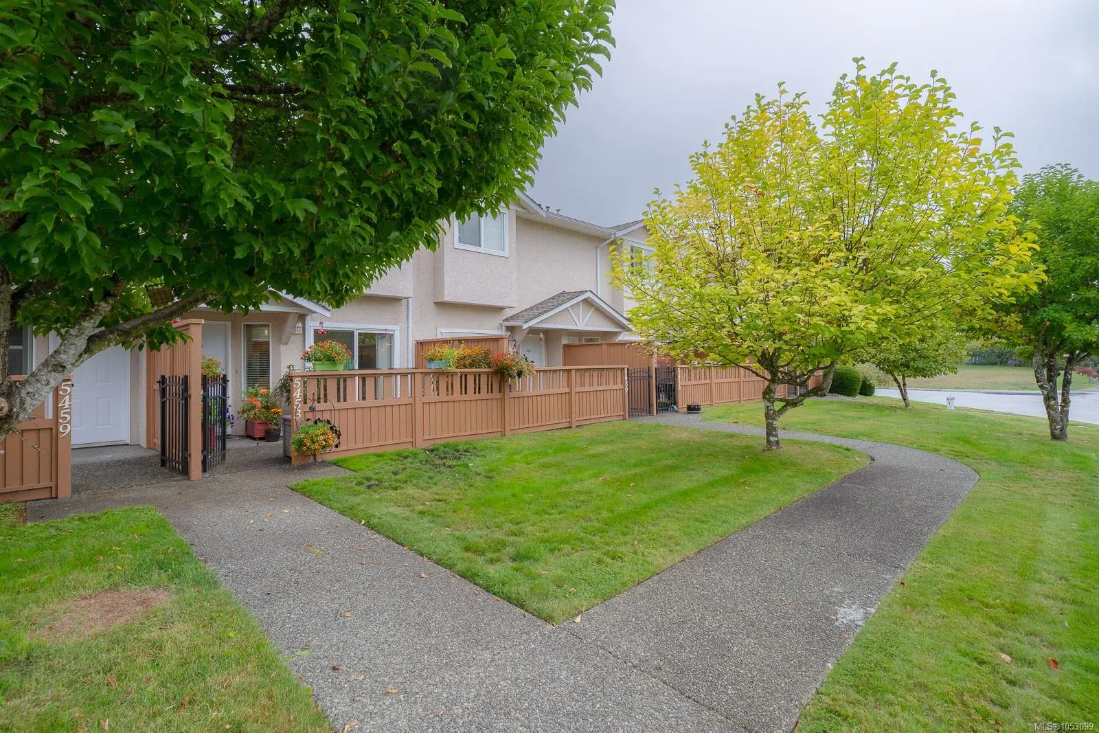 5453 Woodland Cres W