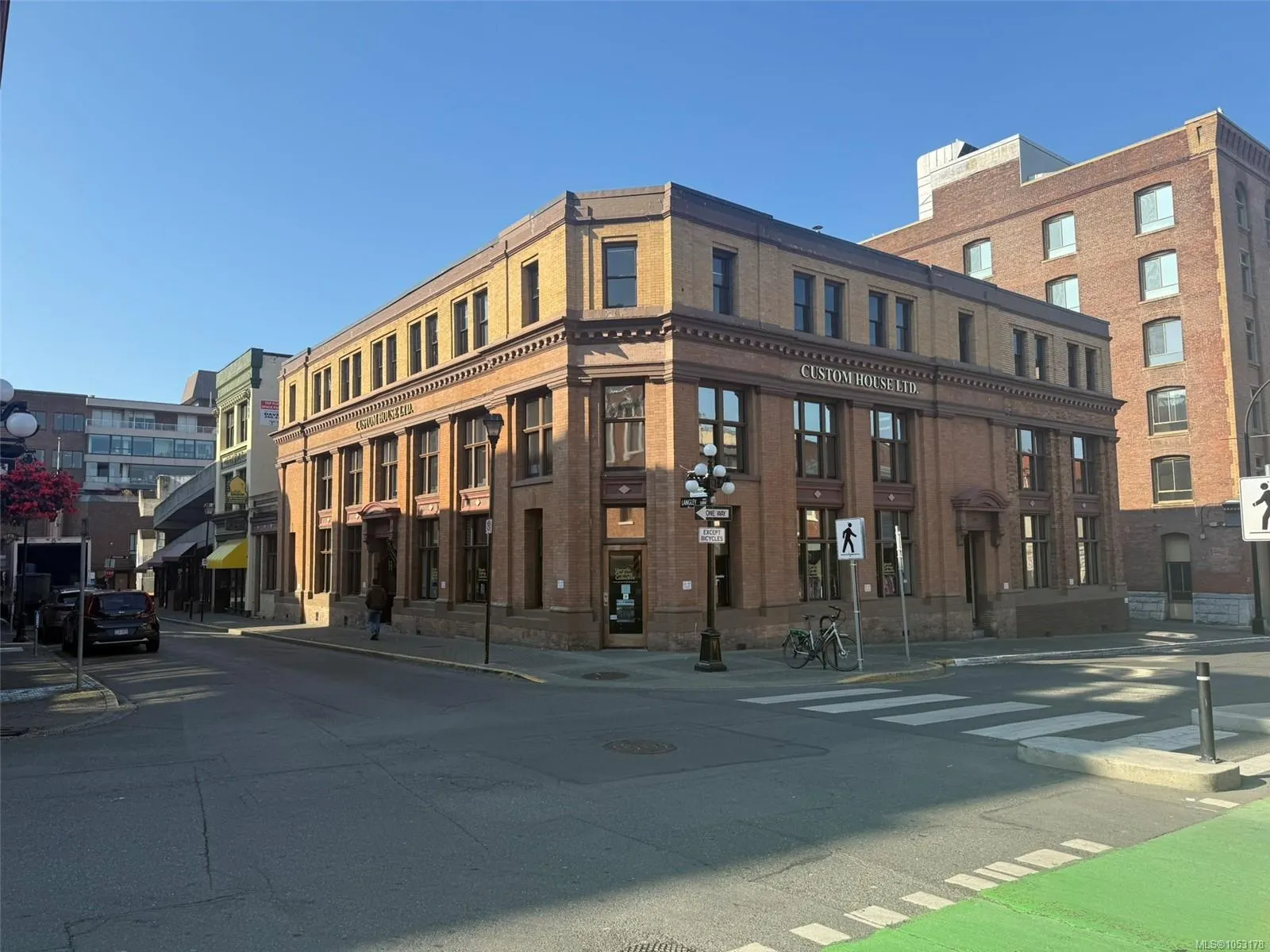 517 Fort St