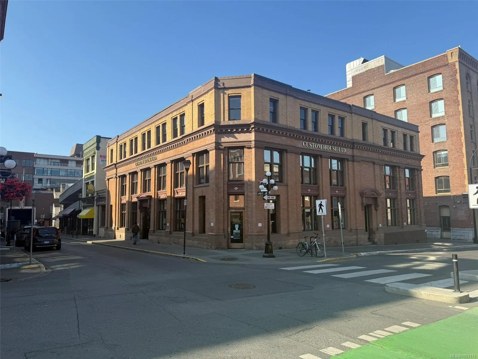 517 Fort St