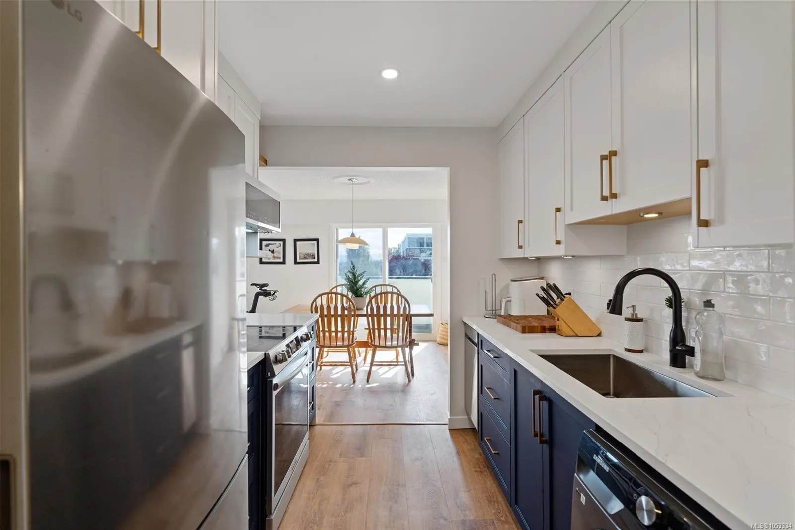 2535 Cadboro Bay Rd