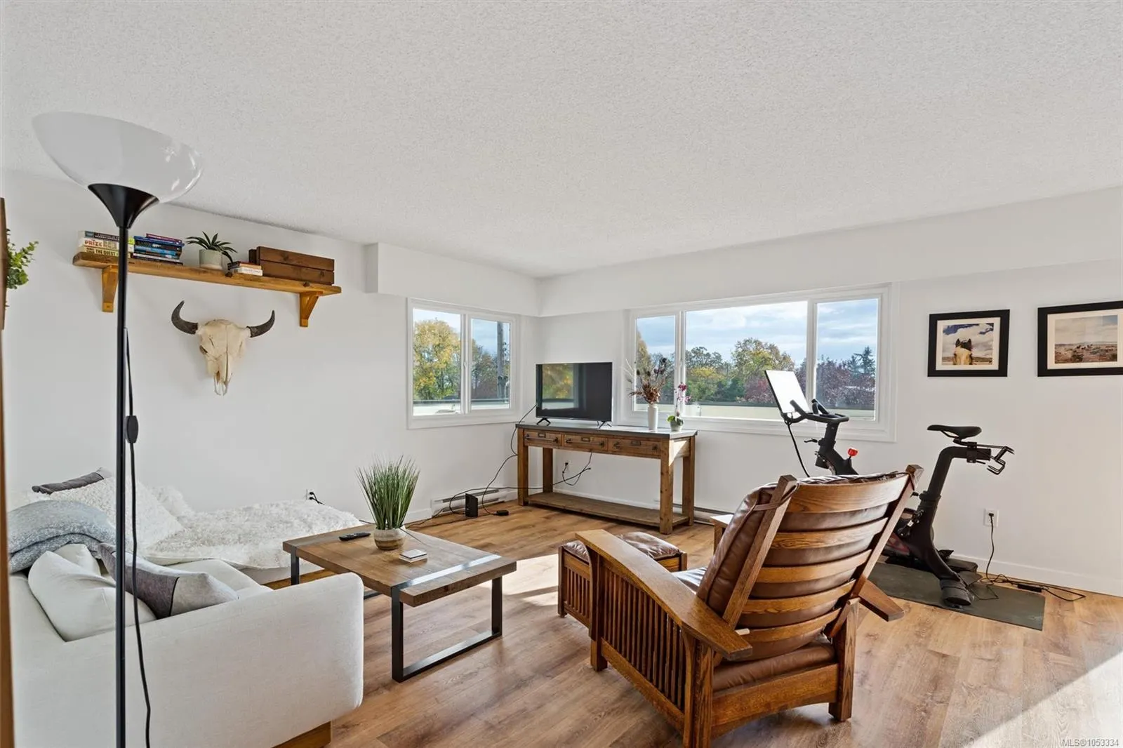 2535 Cadboro Bay Rd