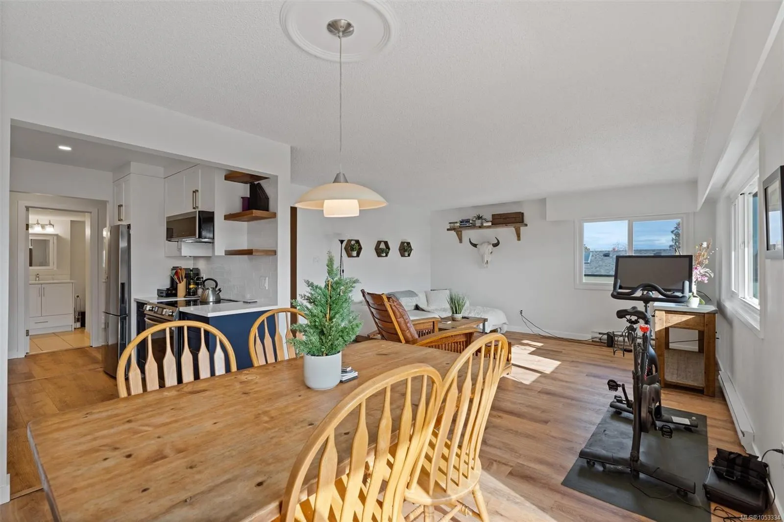 2535 Cadboro Bay Rd