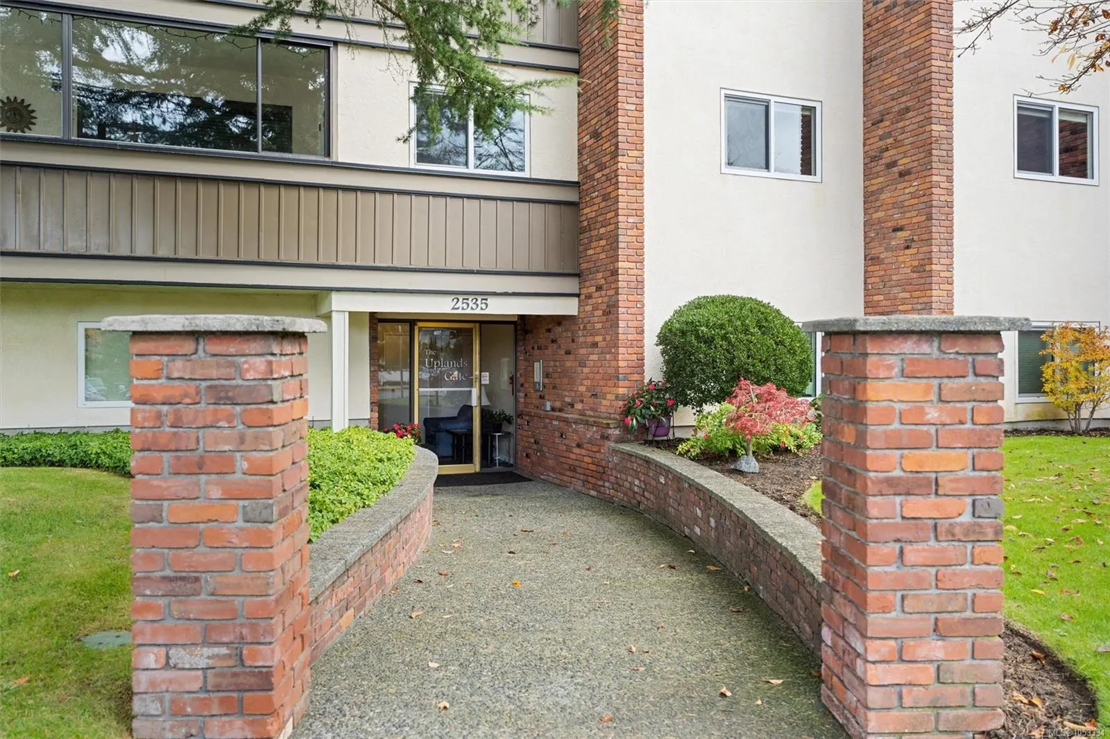 2535 Cadboro Bay Rd