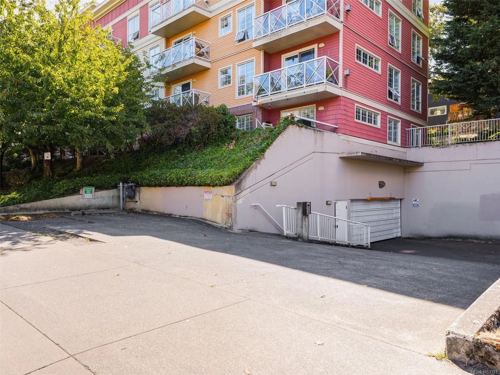 1371 Hillside Ave