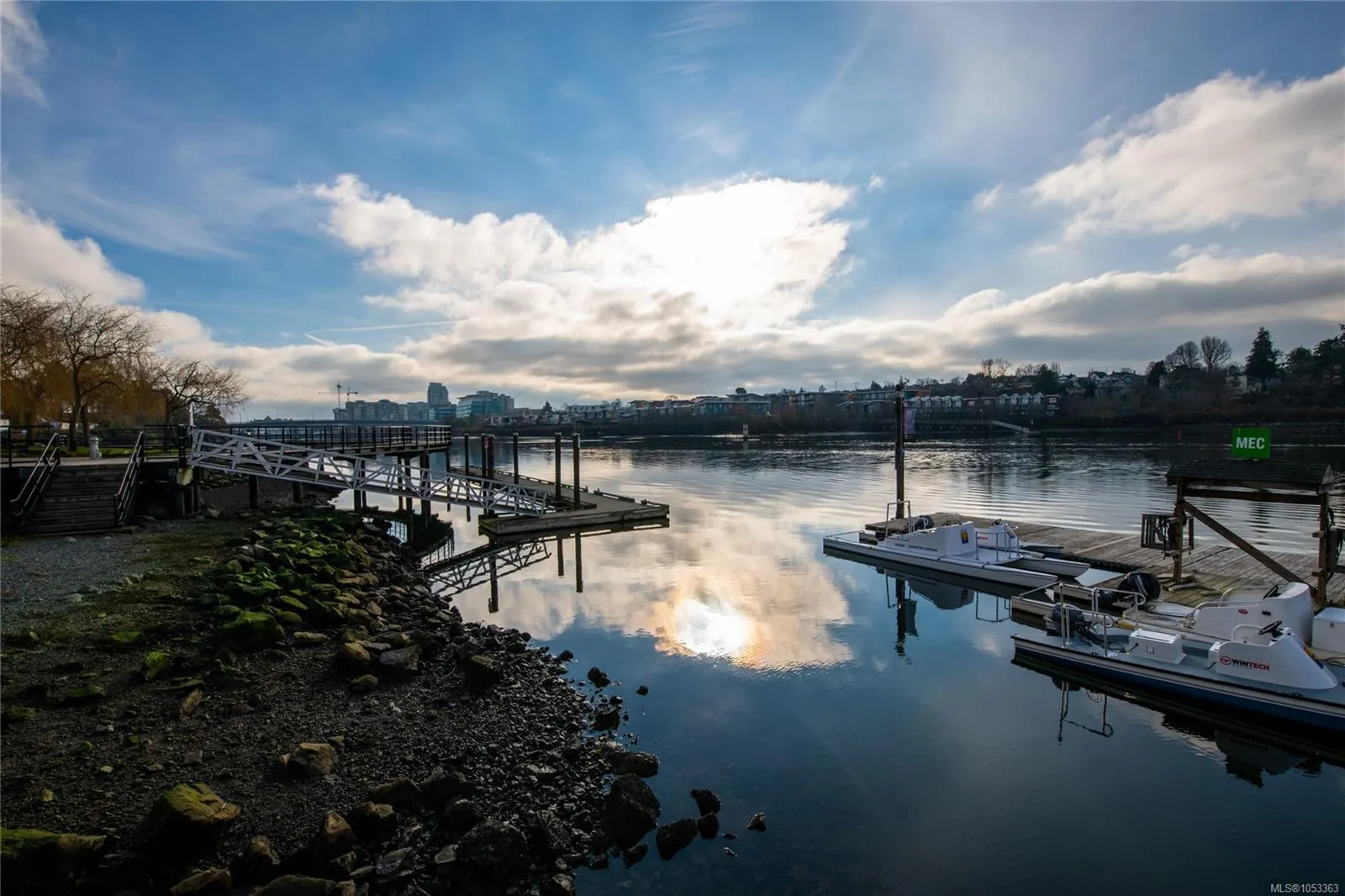 380 Waterfront Cres