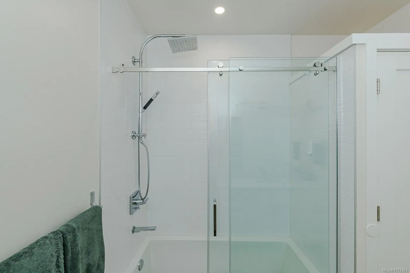 380 Waterfront Cres