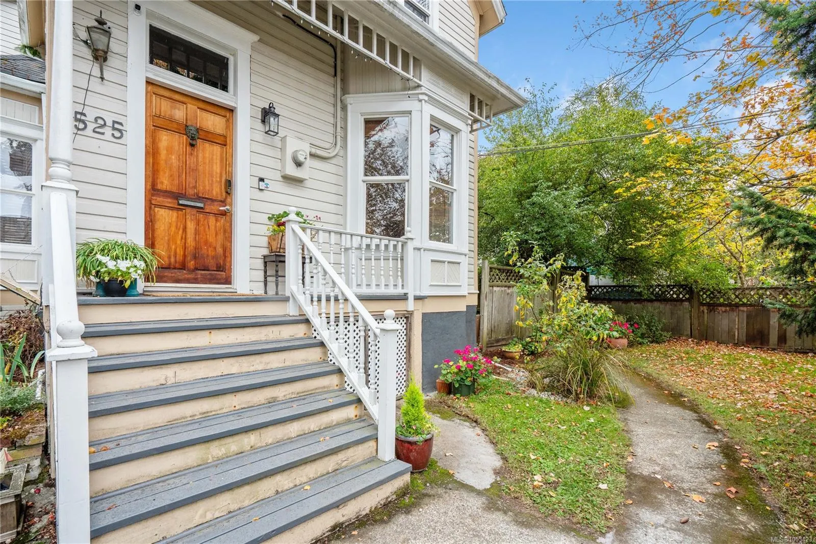 525 William St
