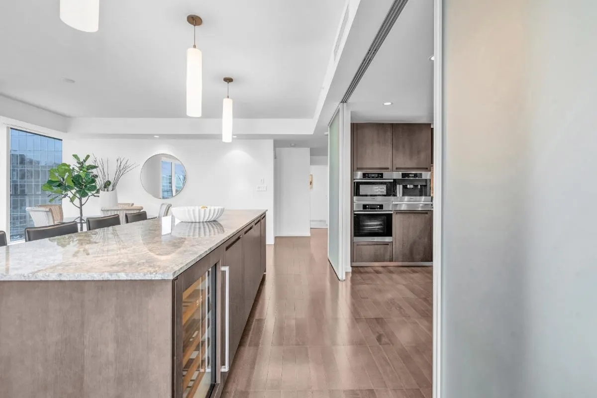 3503 1011 W Cordova Street