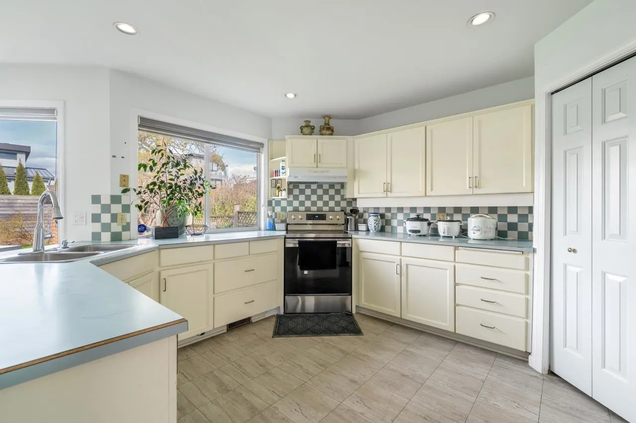 5571 Forsyth Crescent