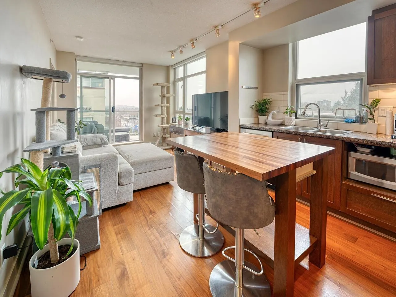 710 2228 W Broadway